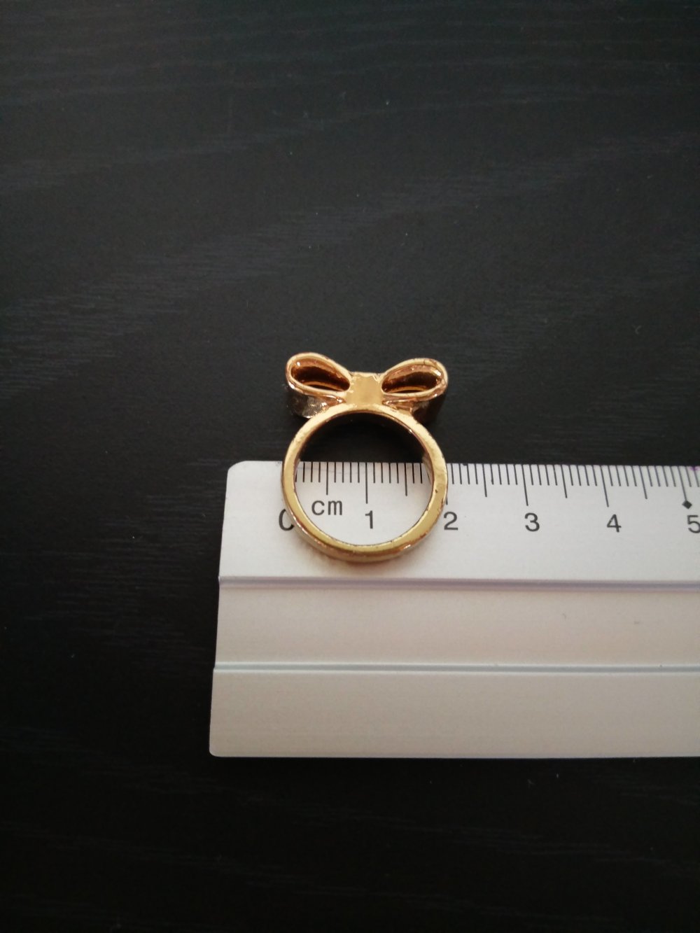 Goldener Ring mit Schleife