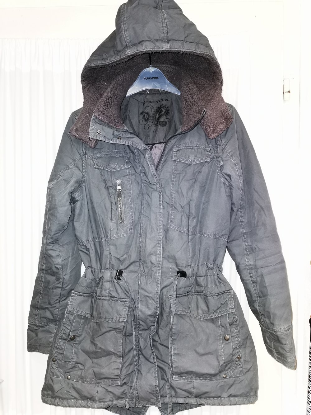 Hübsche graue Winter Jacke mit Kapuze und Taillenband von Peppercorn, Größe S