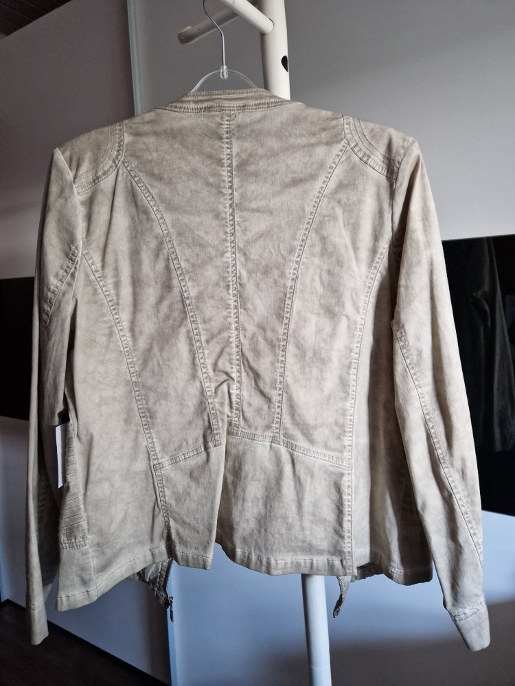 Neue Jacke mit Reißverschluss