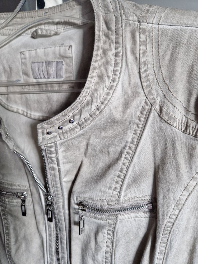 Neue Jacke mit Reißverschluss