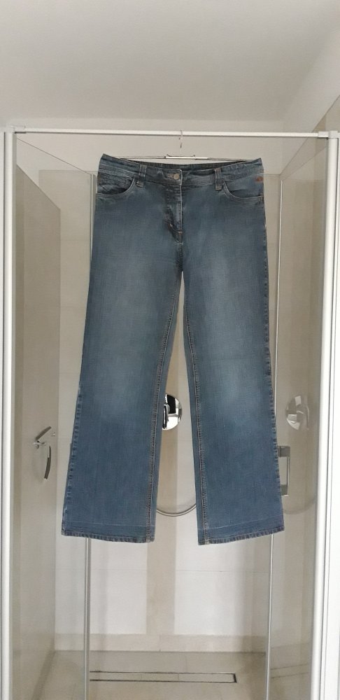 Ausgestellte Jeans