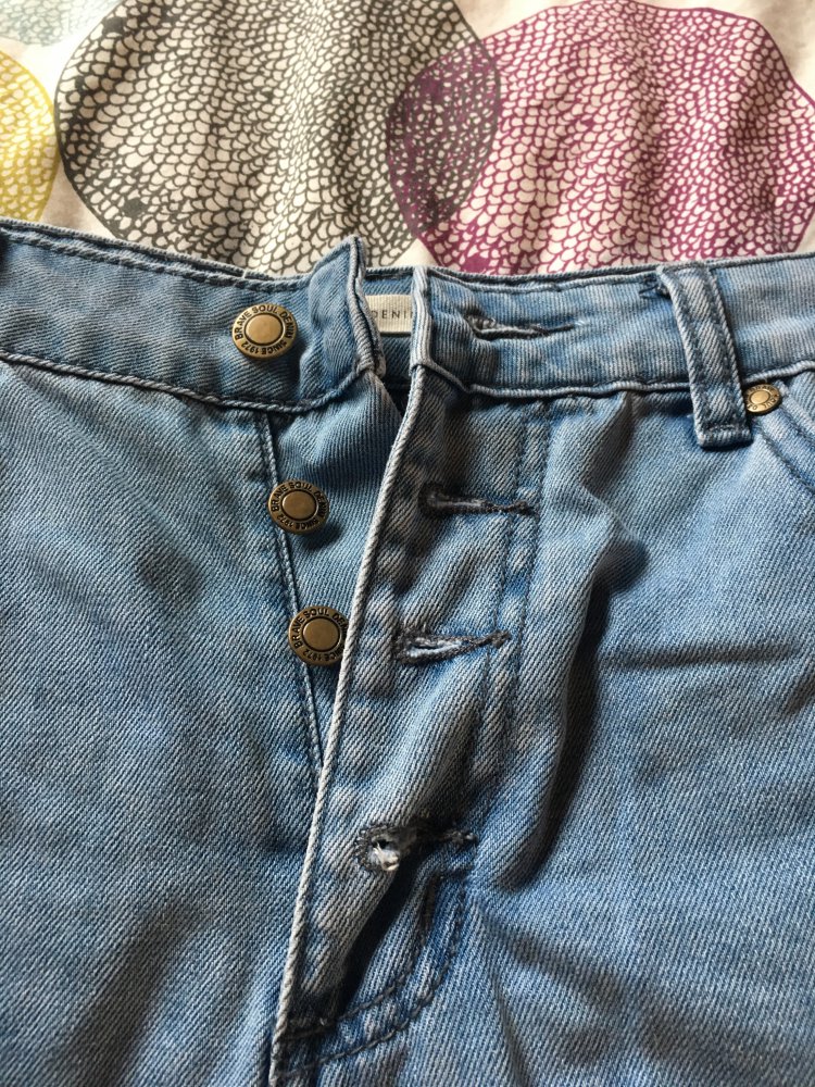 Hellblaue Jeanshotpans