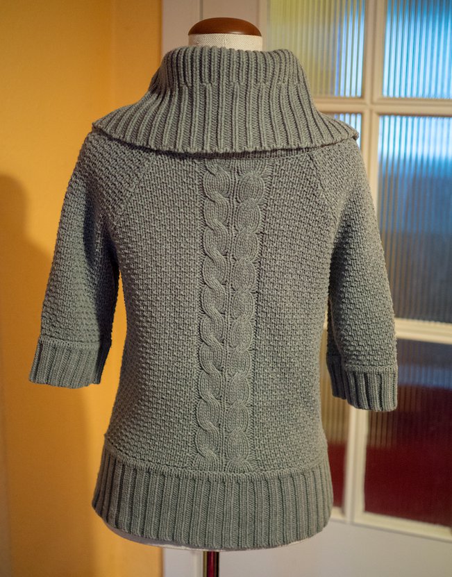 Graue Strickjacke