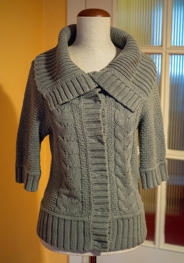 Graue Strickjacke