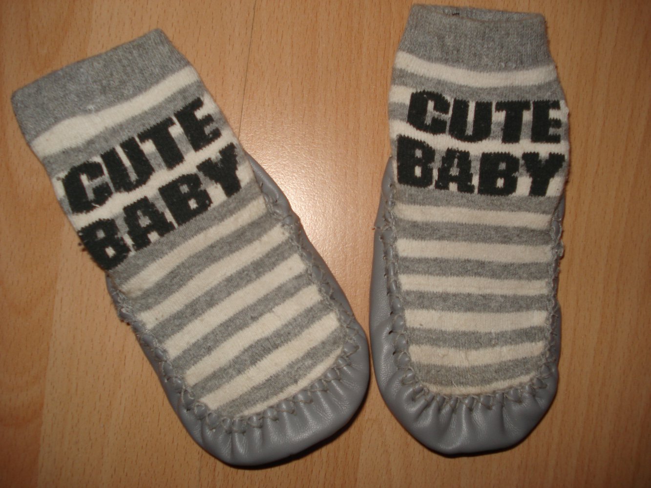 grau-weiße Hausschuhe/Socken mit Sohle