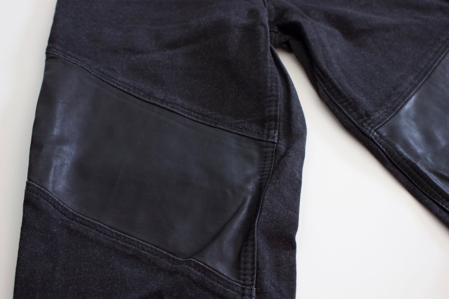 Schwarz Buena Vista Jeans mit Lederoptik Applikation