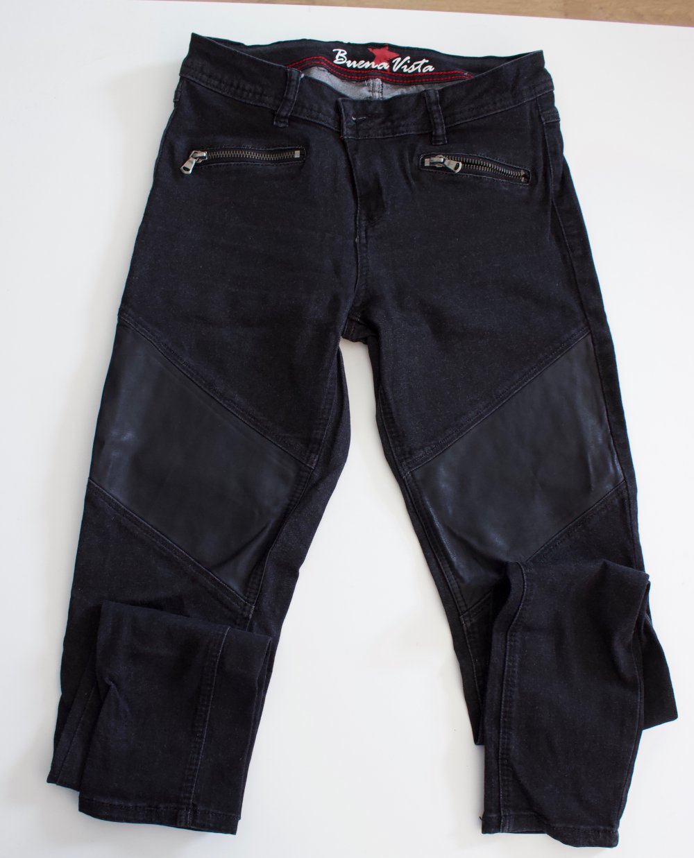 Schwarz Buena Vista Jeans mit Lederoptik Applikation