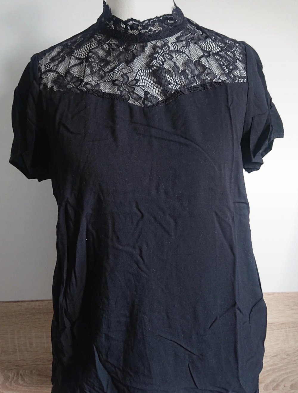 Schwarzes Shirt mit Spitze