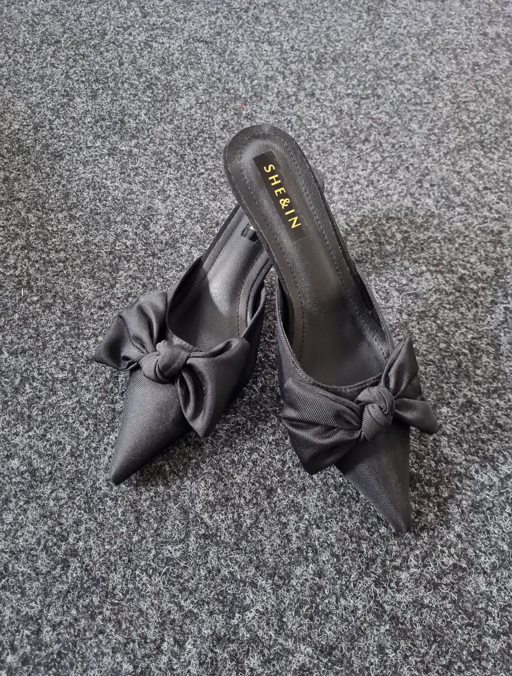 Schwarze Kitten-Pumps mit Schleife NEU!