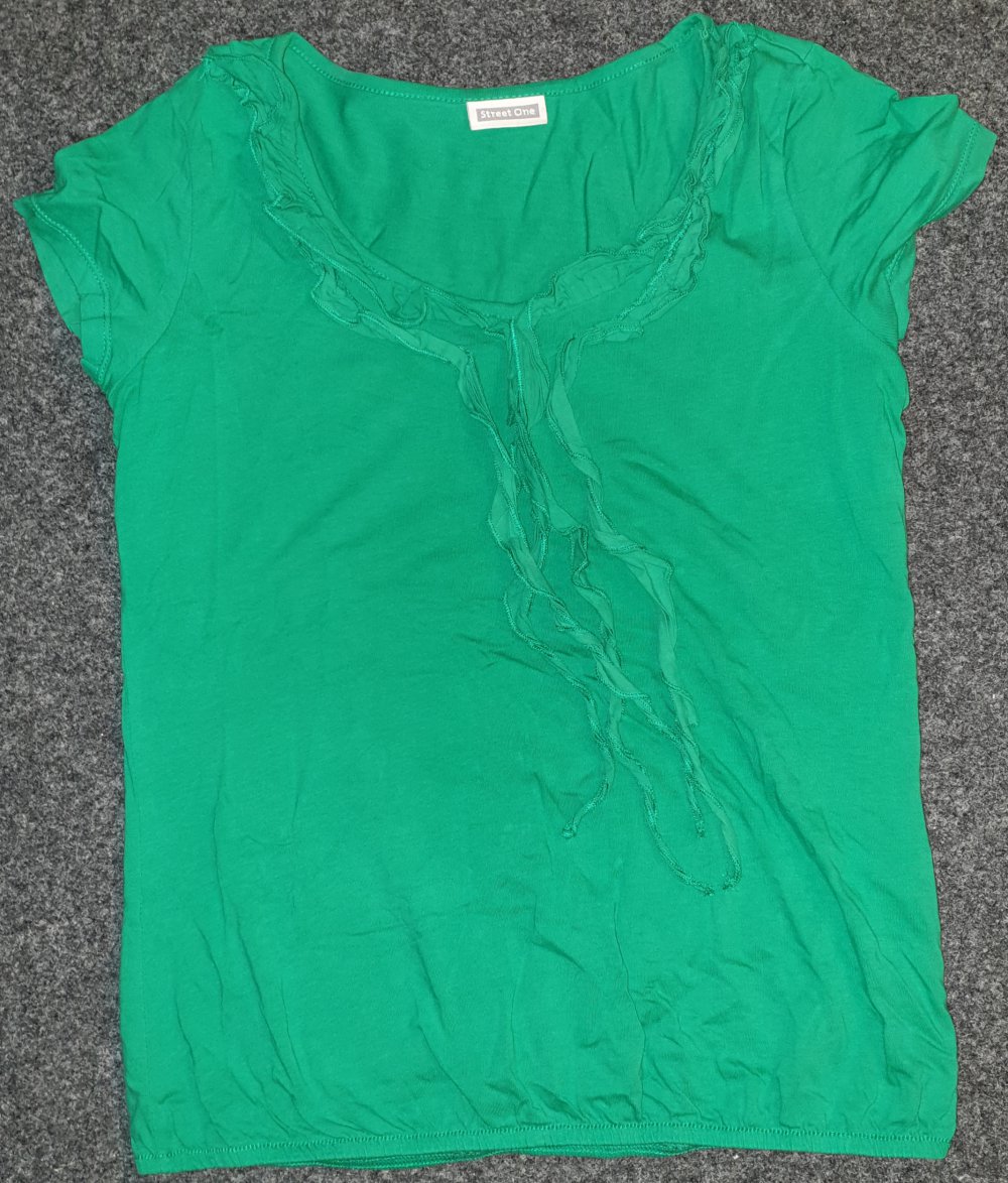 Grünes T-Shirt mit Rüschen 