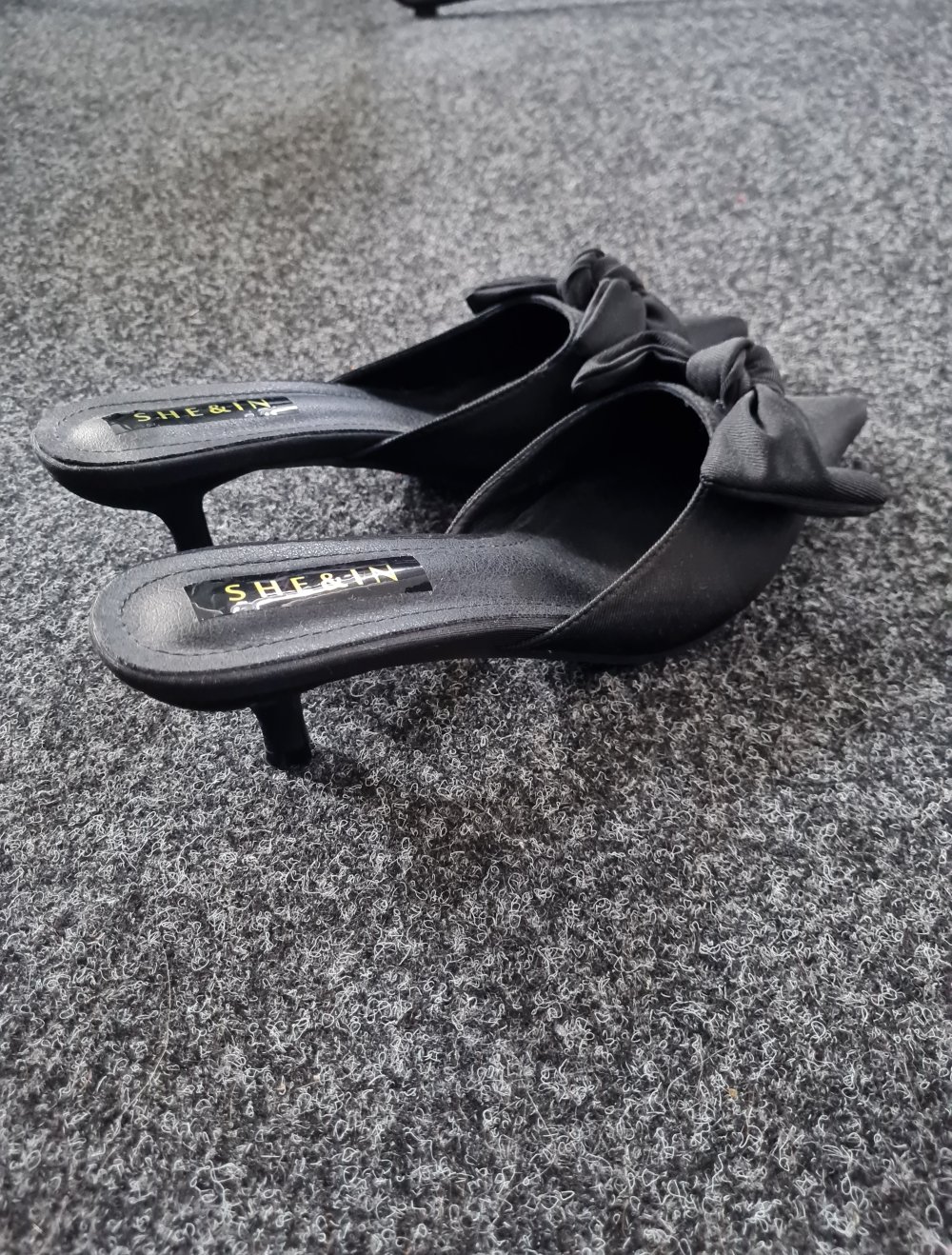 Schwarze Kitten-Pumps mit Schleife NEU!