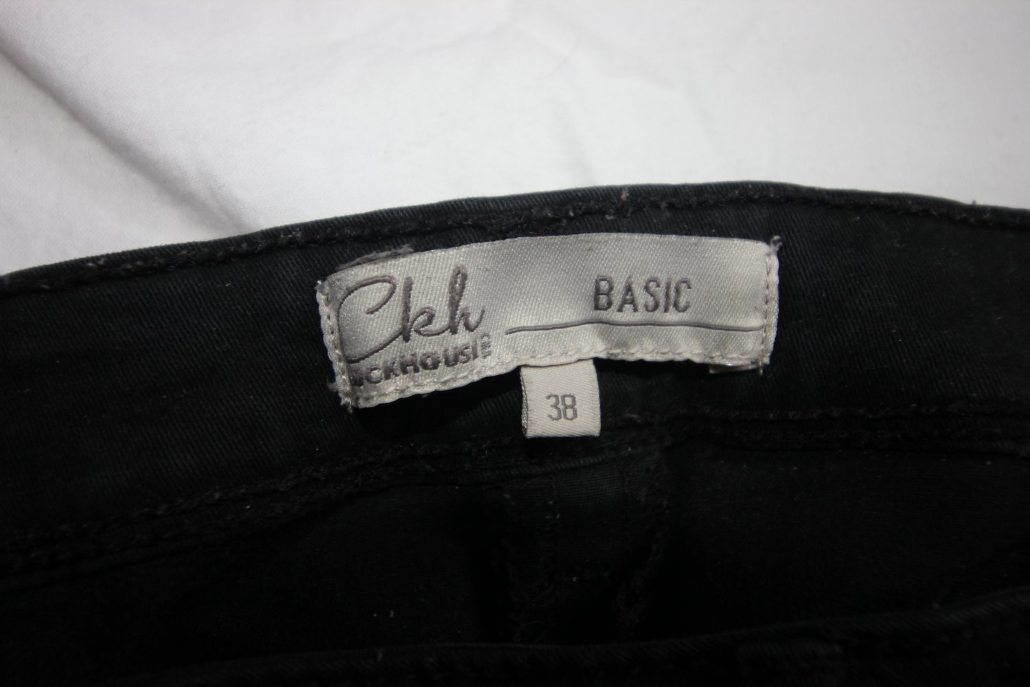 schwarze Röhrenjeans