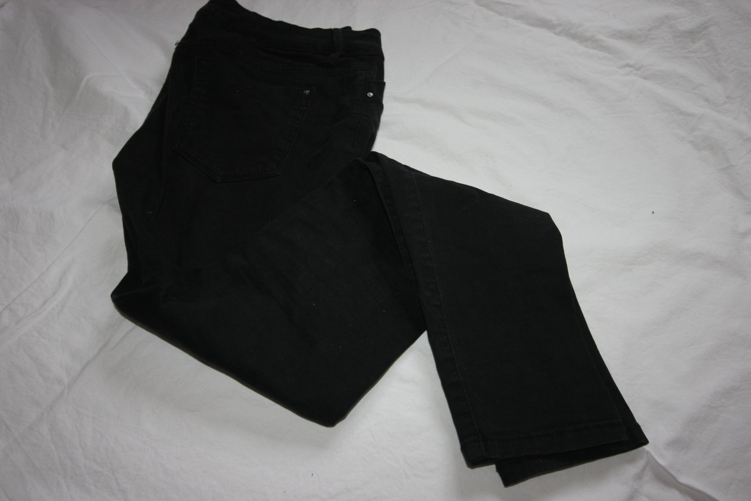 schwarze Röhrenjeans