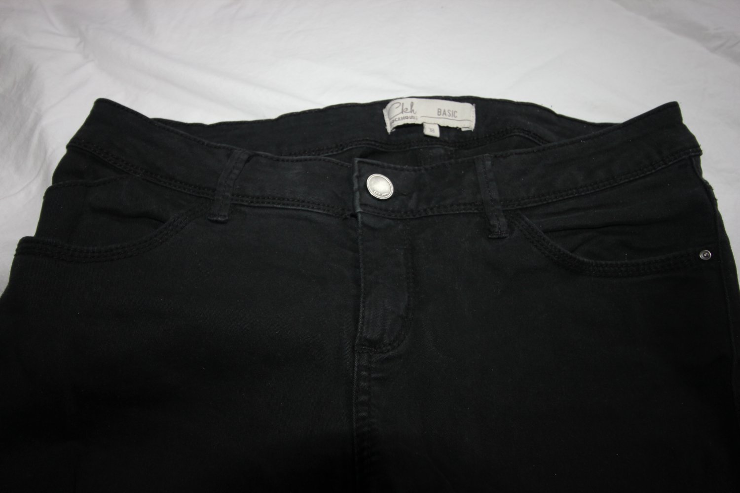 schwarze Röhrenjeans