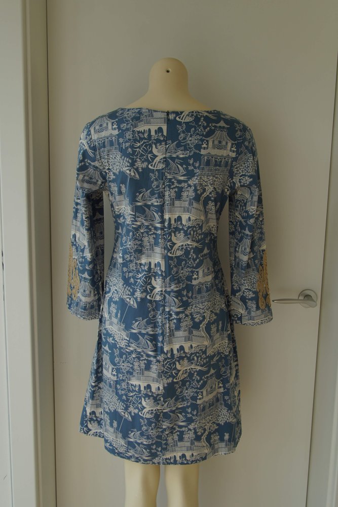 Weihnachten! Ungetragenes, sehr hochwertiges Kleid mit Barockmuster von Almatrichi, Gr. 36