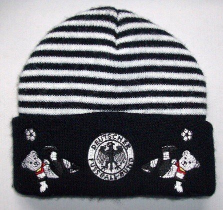 DFB Deutscher Fussball-Bund Kinder Strick Mütze Beanie in Größe 1 (2 bis 6 Jahre), mit „Deutscher Fussball-Bund“-Logo u. 2 fußballspielenden Teddybären vorn, schwarz/weiß