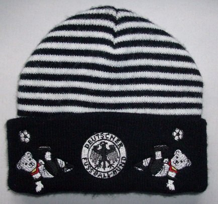 DFB Deutscher Fussball-Bund Kinder Strick Mütze Beanie in Größe 1 (2 bis 6 Jahre), mit „Deutscher Fussball-Bund“-Logo u. 2 fußballspielenden Teddybären vorn, schwarz/weiß