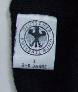 DFB Deutscher Fussball-Bund Kinder Strick Mütze Beanie in Größe 1 (2 bis 6 Jahre), mit „Deutscher Fussball-Bund“-Logo u. 2 fußballspielenden Teddybären vorn, schwarz/weiß