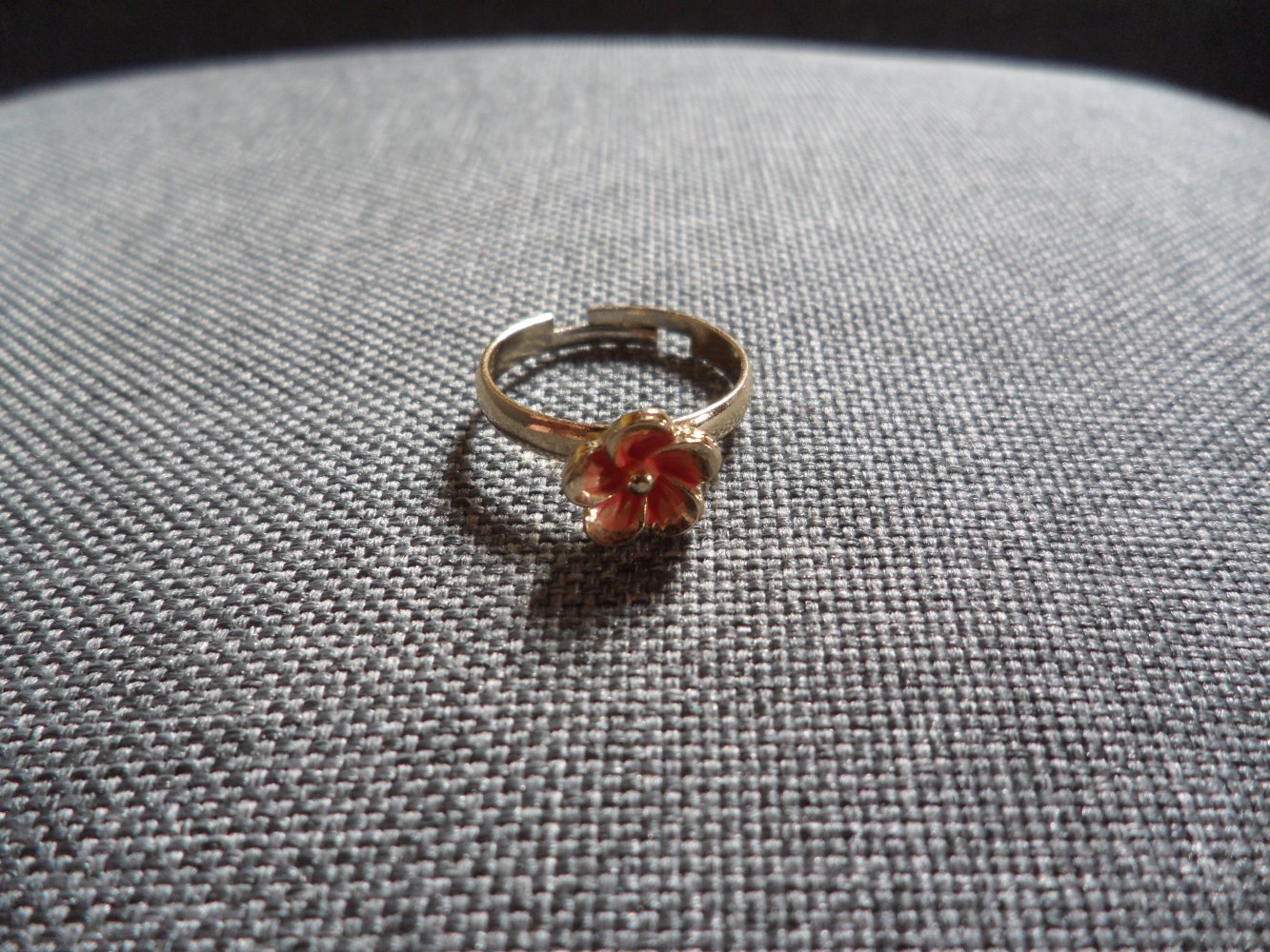 Ring, gold, mit kleiner Blume