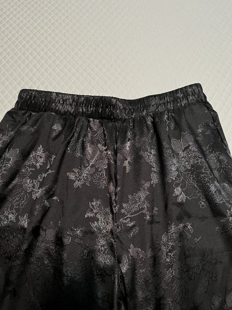 Schlupfhose schwarz, glänzend, mit Blumenmuster, Größe L – NEU UND UNGETRAGEN