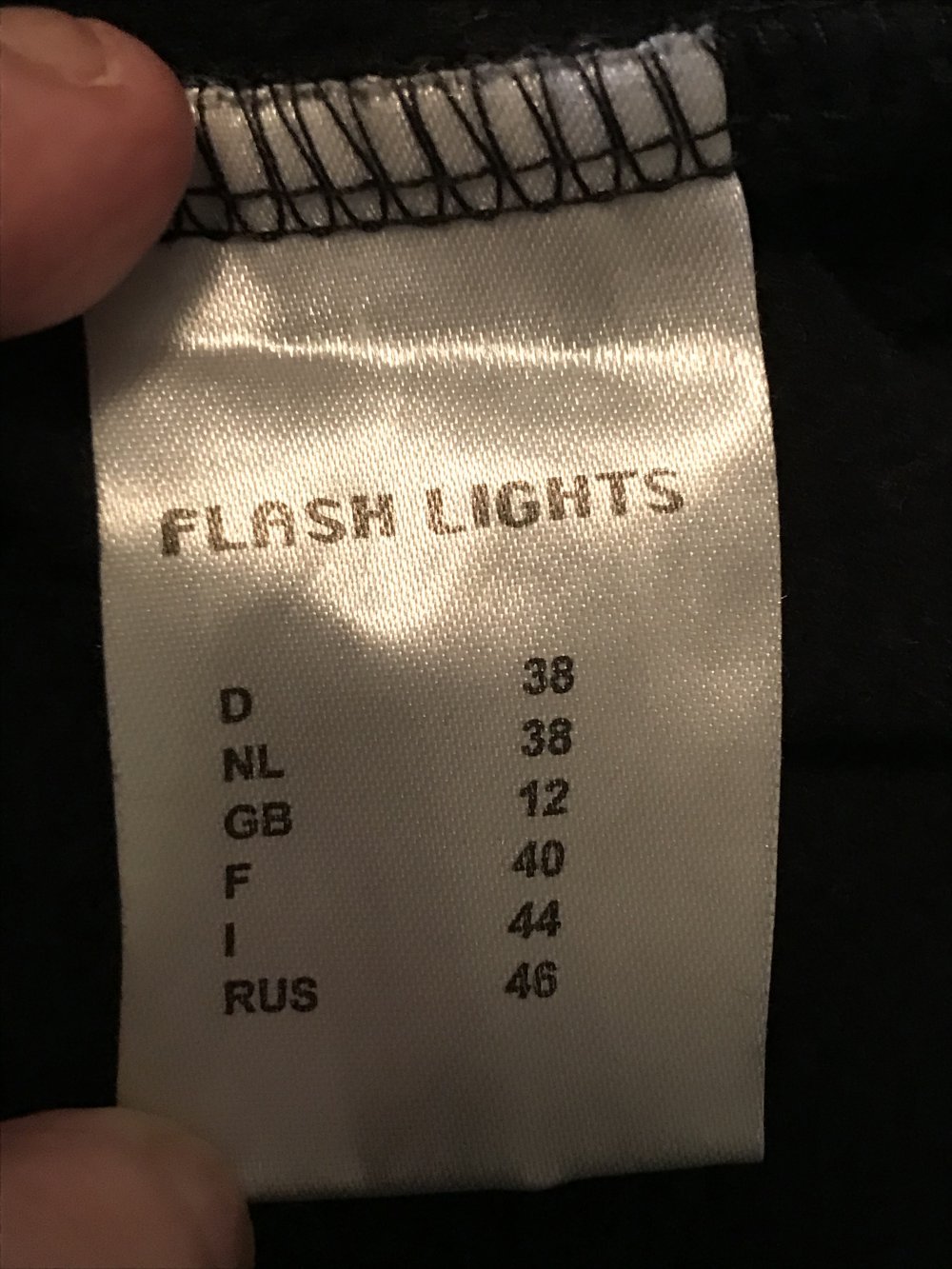Sweatshirt-Jacke mit Kapuze schwarz Größe 38 – 2 Eingrifftaschen – selten getragen