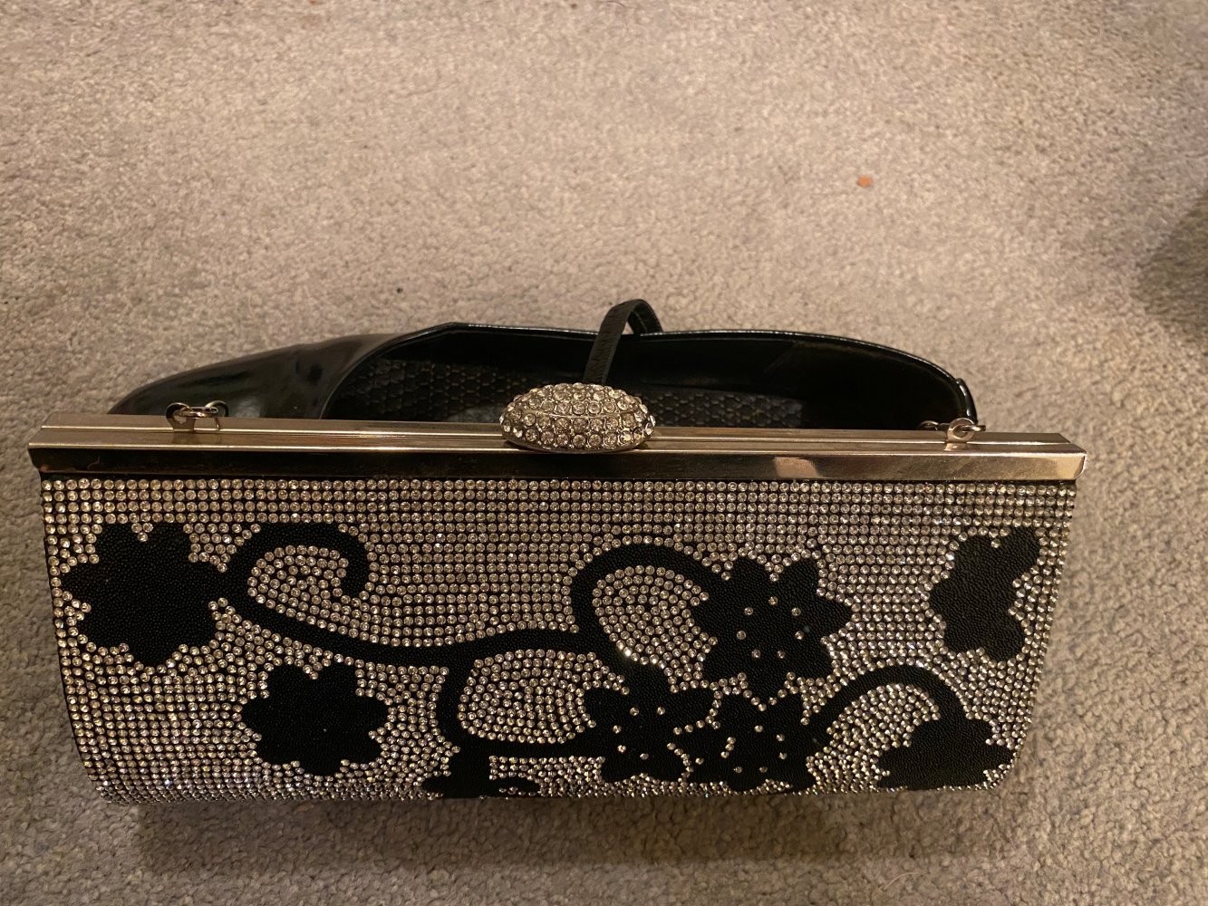 Clutch/Umhängetasche silber/schwarz, Kristallsteinchen, kleine Perlen, Blumenmuster – unbenutzt