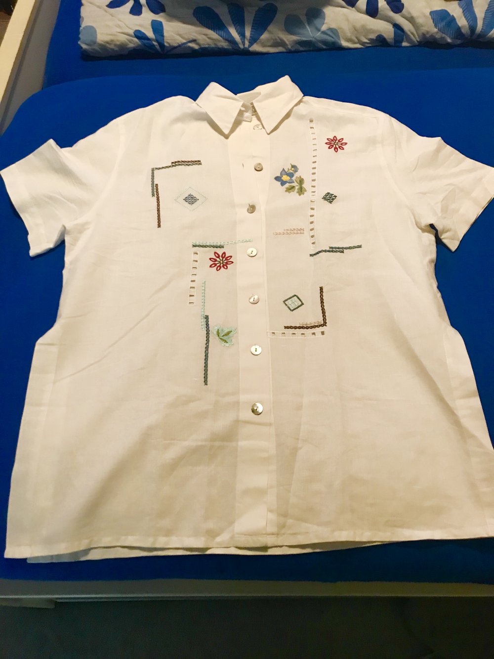 Trachtenbluse weiss/bestickt Leinen - Betty Barclay– Grösse 44/46 – ungetragen