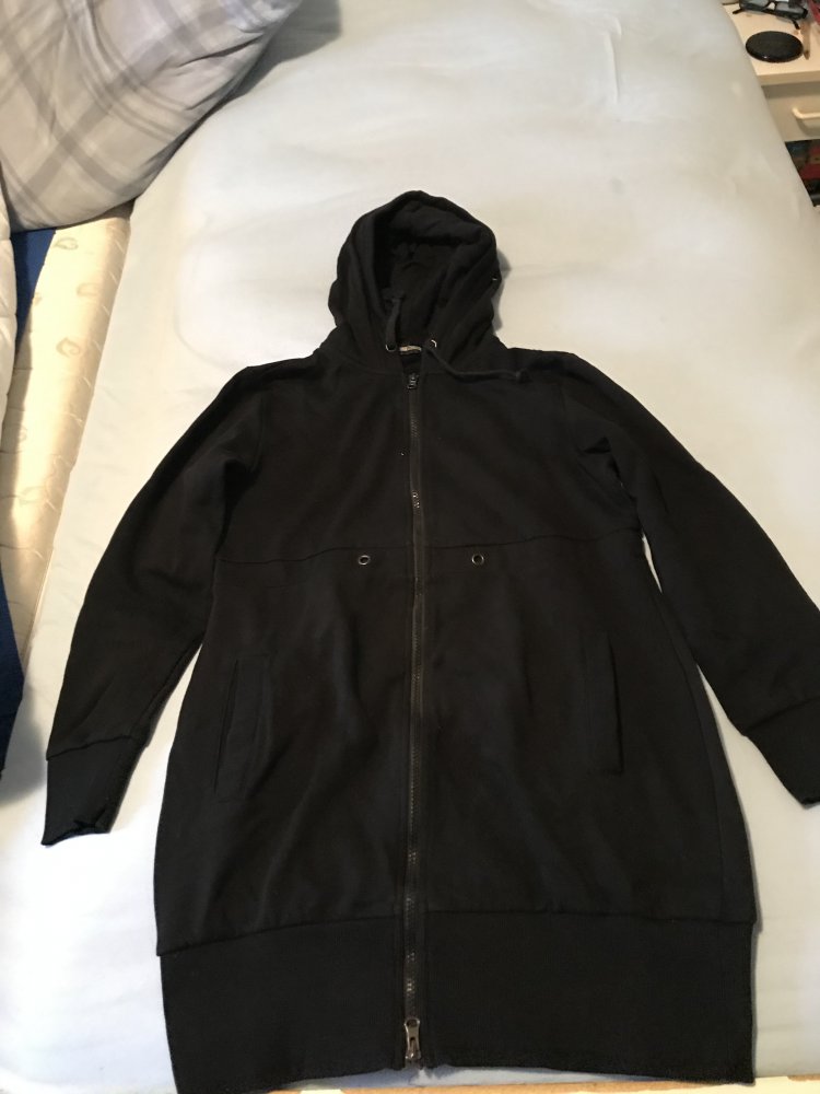Sweatshirt-Jacke mit Kapuze schwarz Größe 38 – 2 Eingrifftaschen – selten getragen