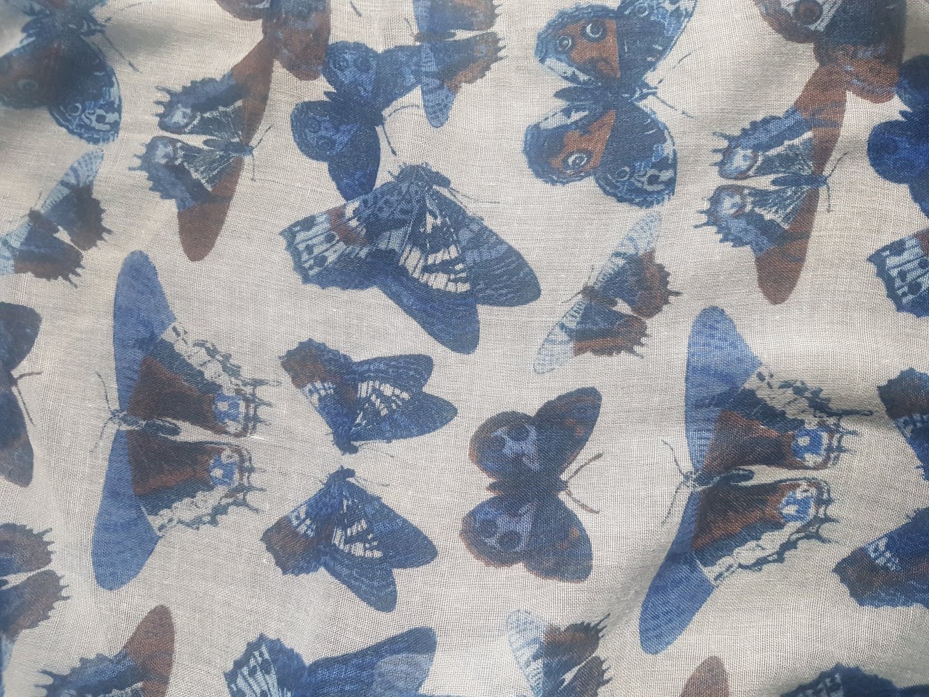 schönes XXL Tuch mit Schmetterlinge