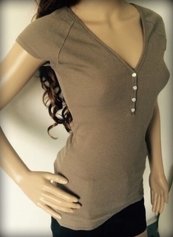 hellbraunes Girly T-Shirt mit Knopfleiste