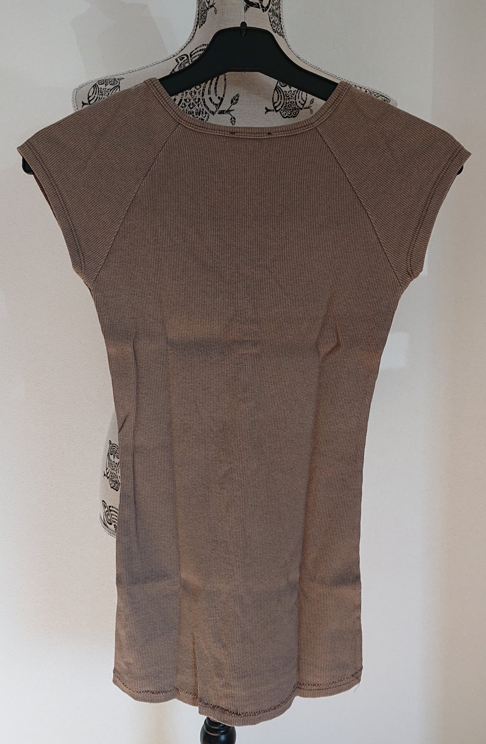 hellbraunes Girly T-Shirt mit Knopfleiste