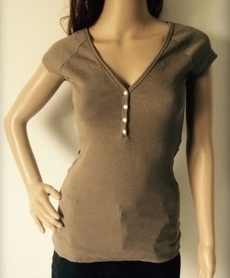 hellbraunes Girly T-Shirt mit Knopfleiste