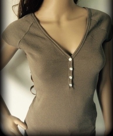 hellbraunes Girly T-Shirt mit Knopfleiste