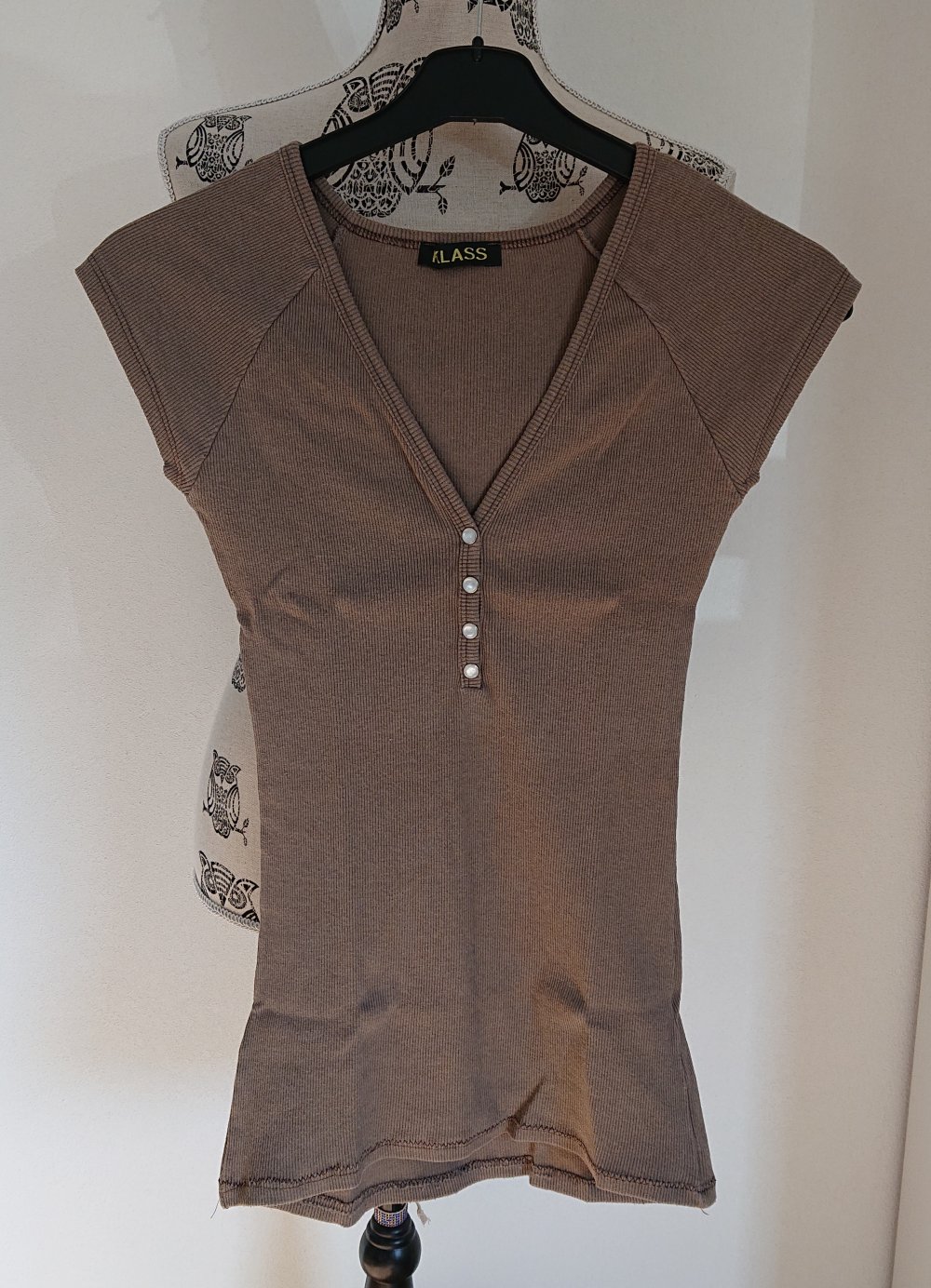 hellbraunes Girly T-Shirt mit Knopfleiste