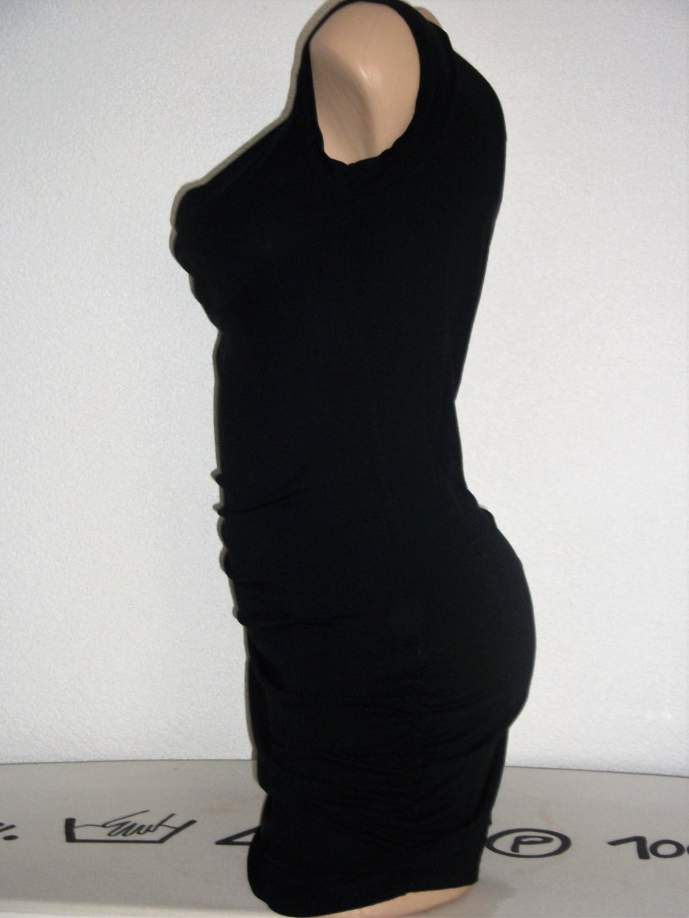 Schwarzes Kleid mit Wasserfallausschnitt