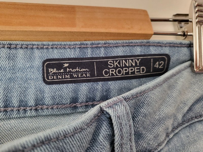 Hellblaue 7/8 Röhrenjeans Gr. 42