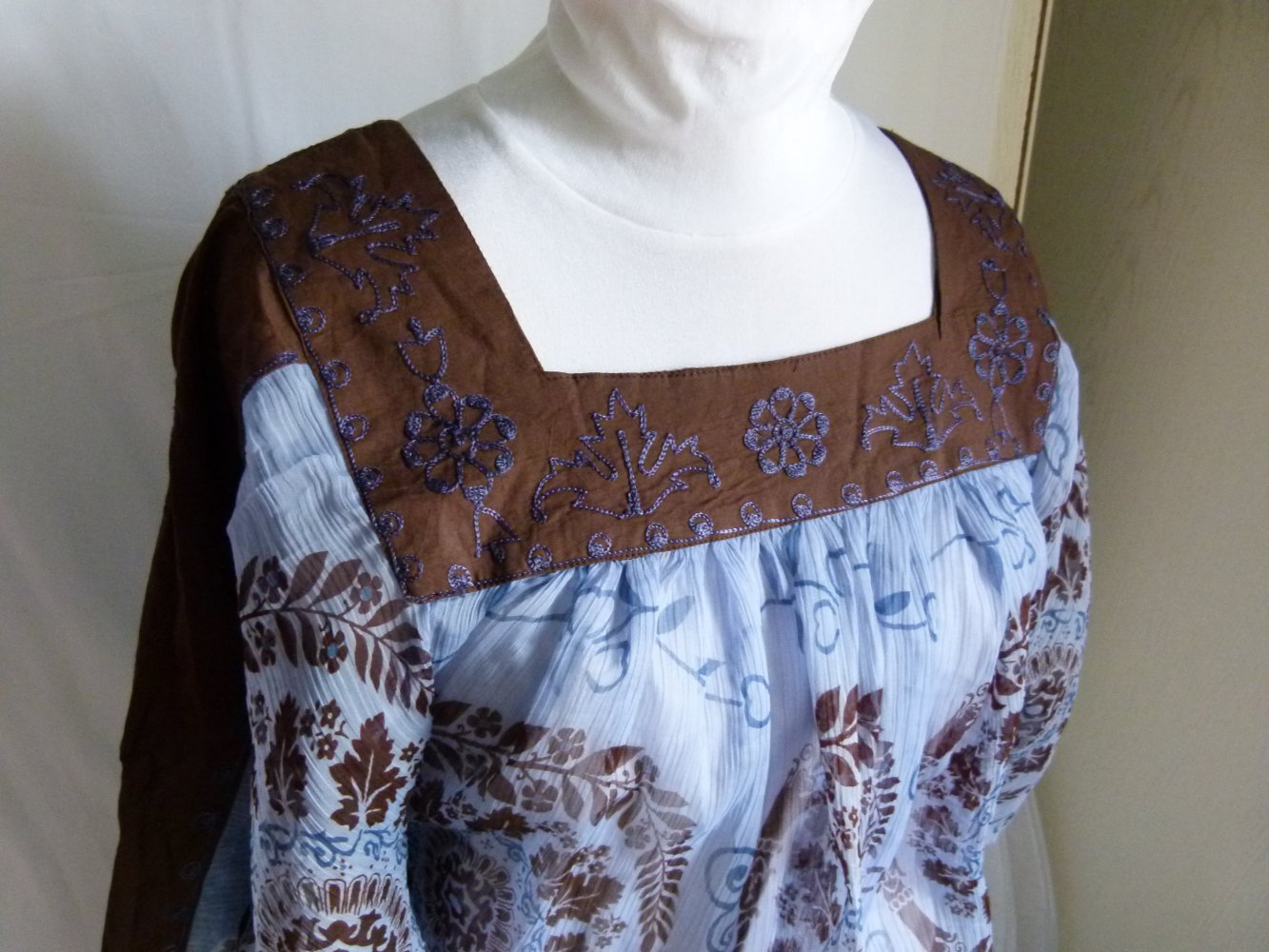 Sommer Tunika mit Stickerei und Mandala Ornament-Muster, hellblau dunkelbraun, Mori Hippie Boho Strand Goa Festival