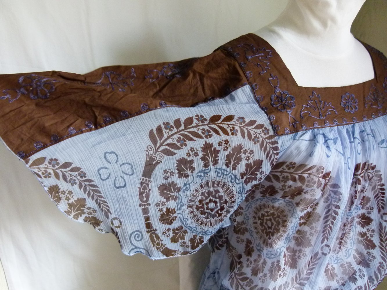 Sommer Tunika mit Stickerei und Mandala Ornament-Muster, hellblau dunkelbraun, Mori Hippie Boho Strand Goa Festival