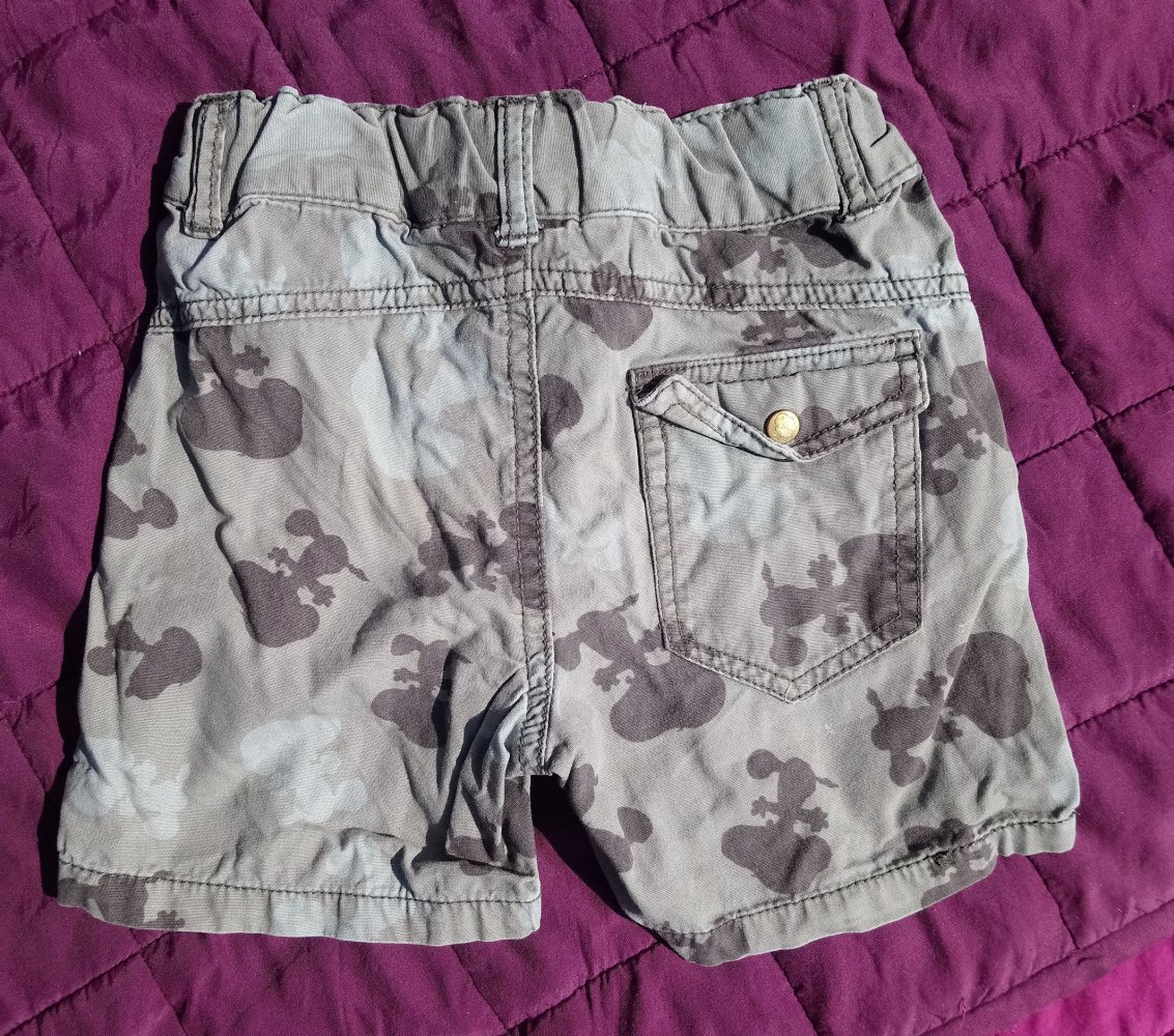 Shorts 74 H&M Snoopy khaki grün