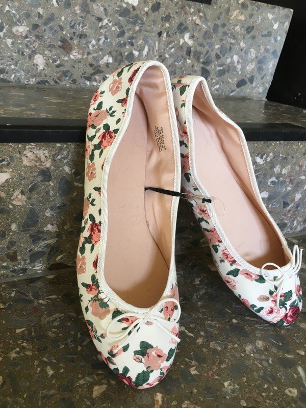 Blümchen Ballerinas aus Stoff von H&M