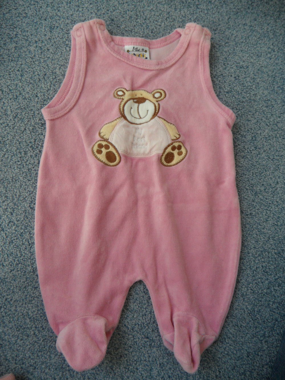 zuckersüßer Nicki-Strampler babychick mit Teddy-Applikation
