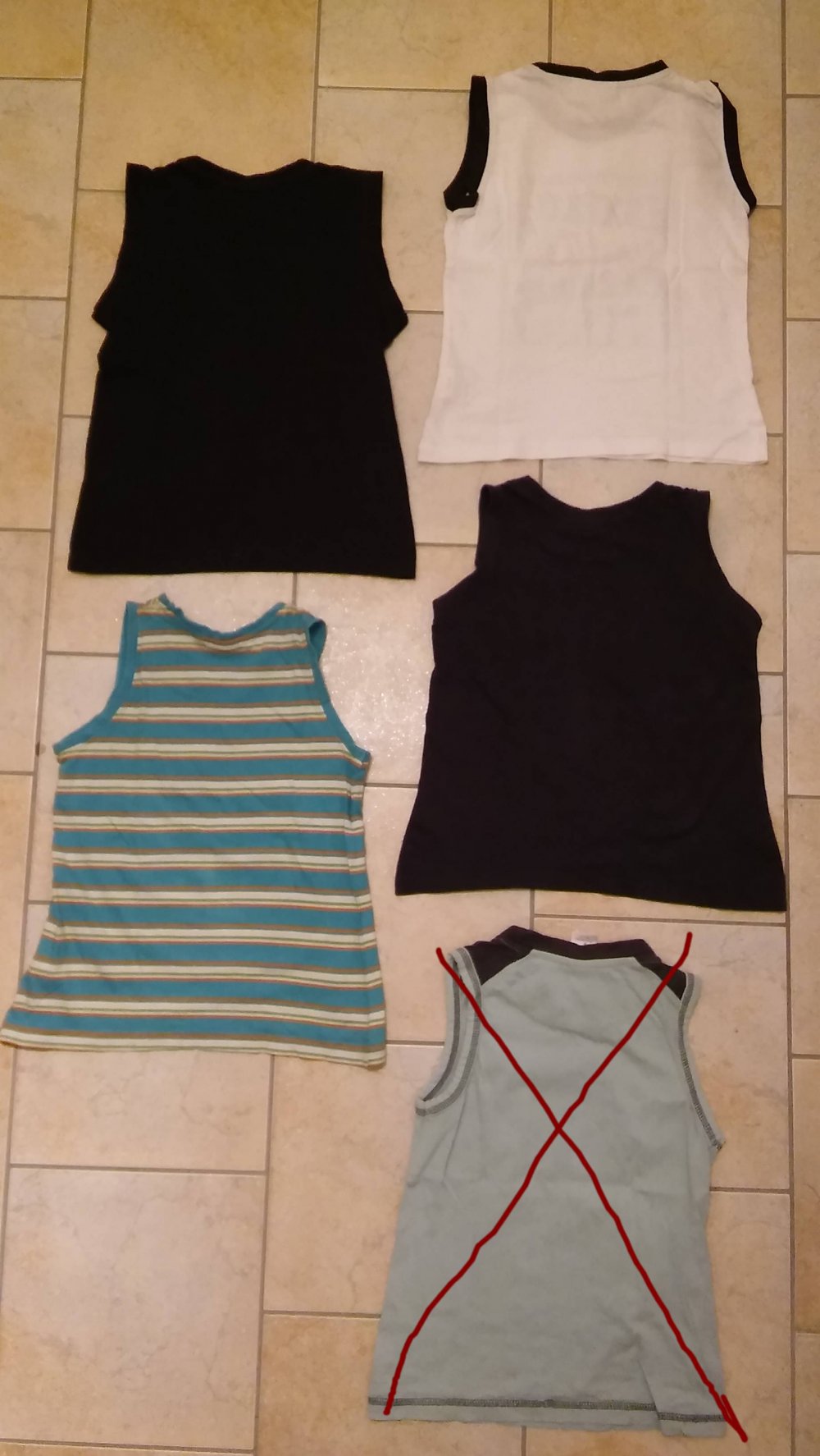 4 ärmellose Shirts Gr. 116