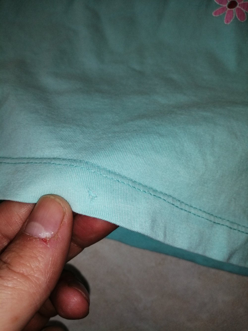 T-shirt Gr 116/122 kleines Loch vorhanden