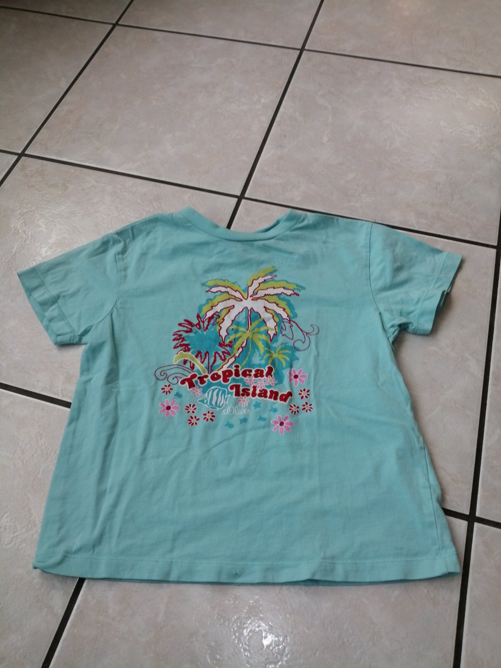 T-shirt Gr 116/122 kleines Loch vorhanden