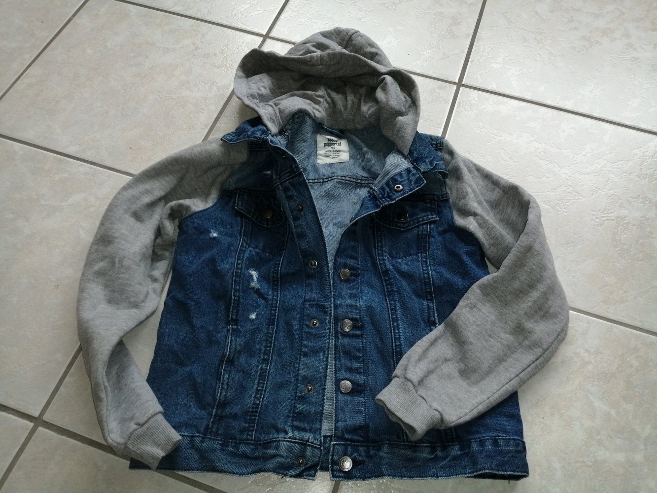 Jeansjacke Gr 152 die ausgefranzten Löcher müssen so sein