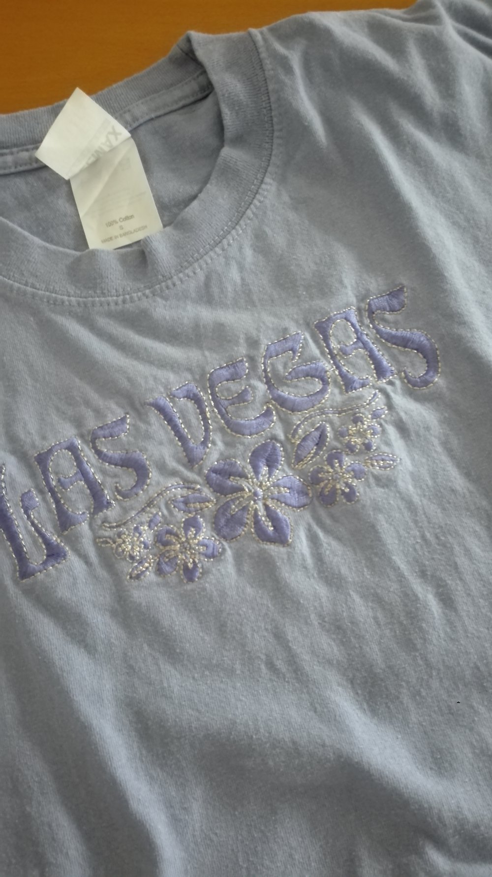 schönes T-Shirt mit Schriftzug Las Vegas und Blumen, Gr. S