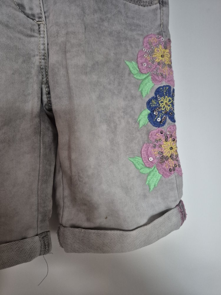 s.Oliver: graue Slim Short mit bunten Blumen Gr. 134