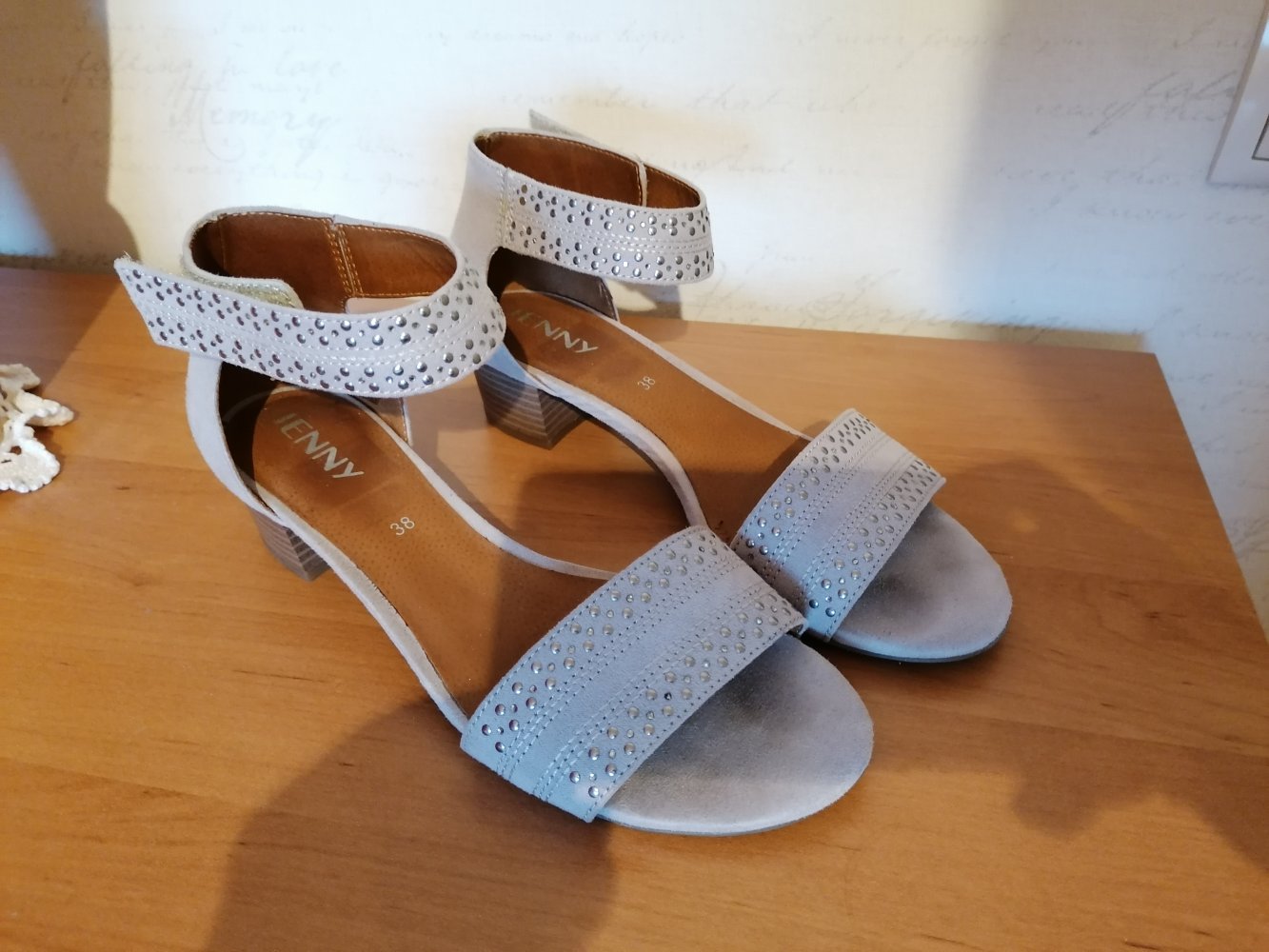Jenny by ara: hellgraue Sandaletten mit Nieten Gr. 38