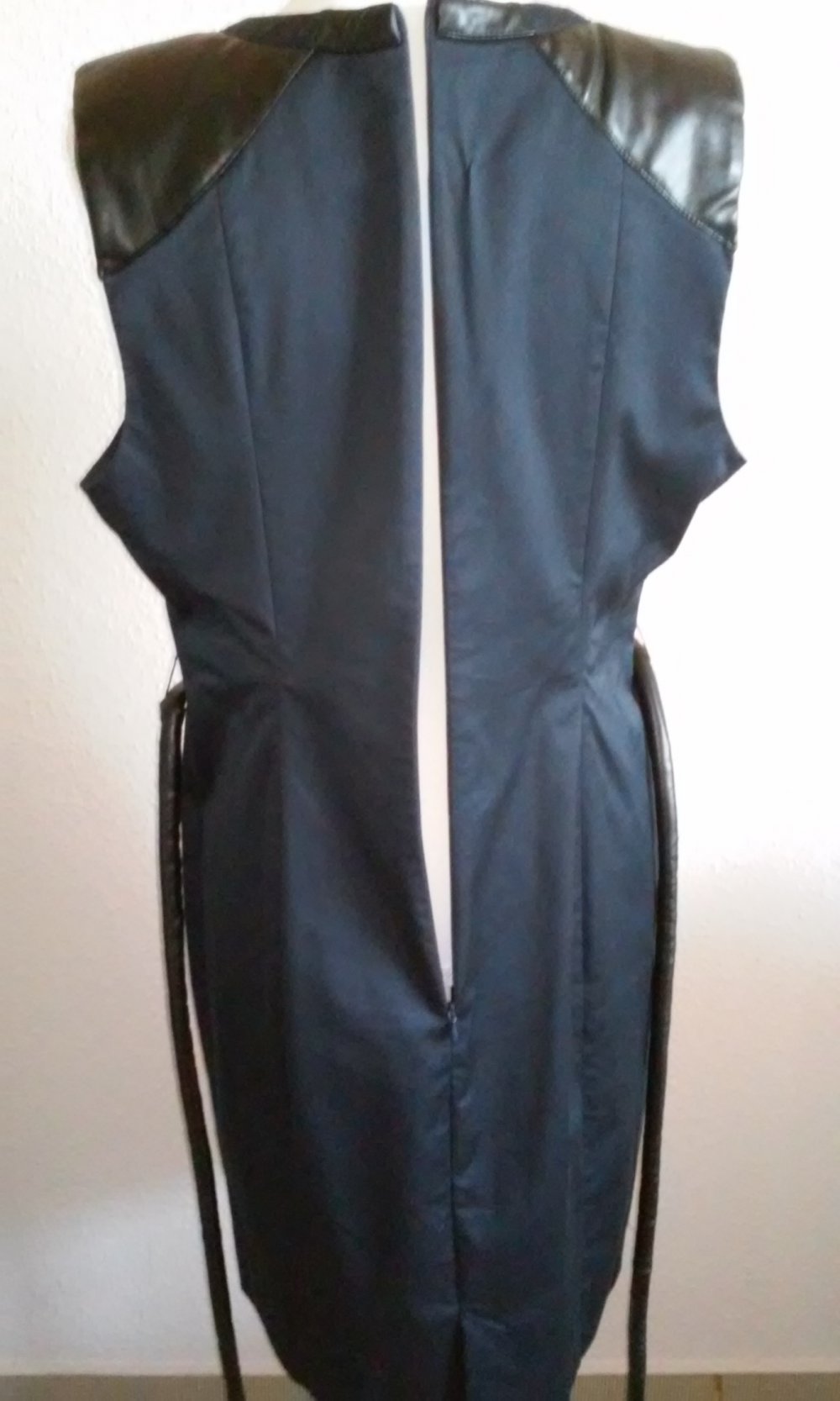 Kleid elegant feminin Etuikleider knielang Businesskleid (Lederimitat-Besatz + Gürtel)