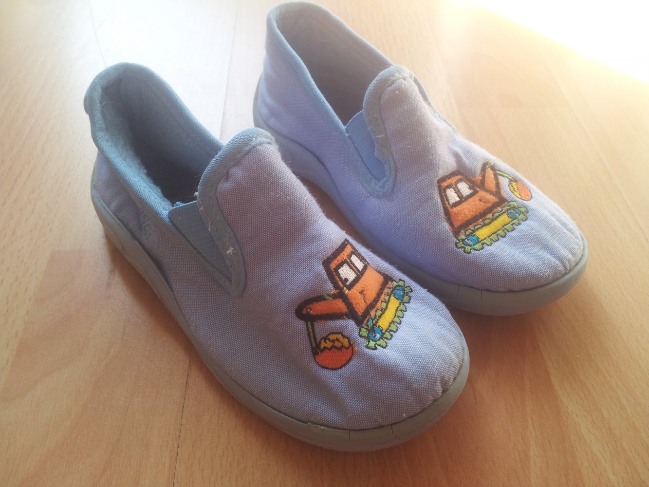  Hausschuhe blau Bagger Stickerei Gr. 26/27